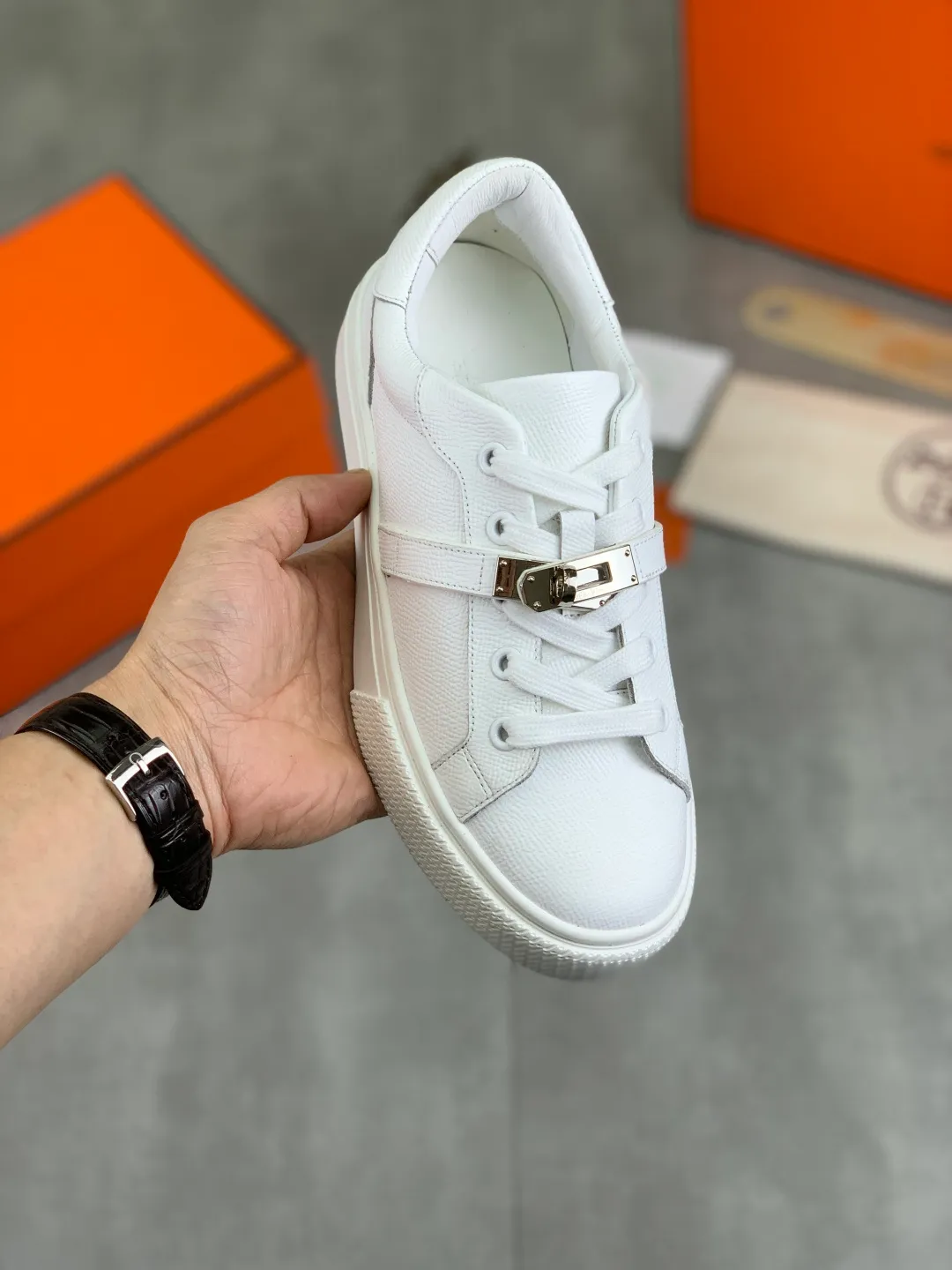 Men's men's shoes 💰P640 New Hermes top version Hermès classic couple style #𝐊𝐞𝐥𝐥𝐲 buckle casual white shoes skateboard shoes that will not conflict with shoes at all. Full of unknowns, Hermès rarely produces flat casual shoes and they are paired with classic palladium-plated Kelly shoe buckles! You'll fall in love with it at first sight. It's super versatile and can be worn with any skirt or pants. 🉑️Close your eyes and wear it. It's super noble. Fabric: Specific cowhide/canvas material. Lining: Sheepskin lining. Outsole: Original molded TPU outsole. Size: 35-45.